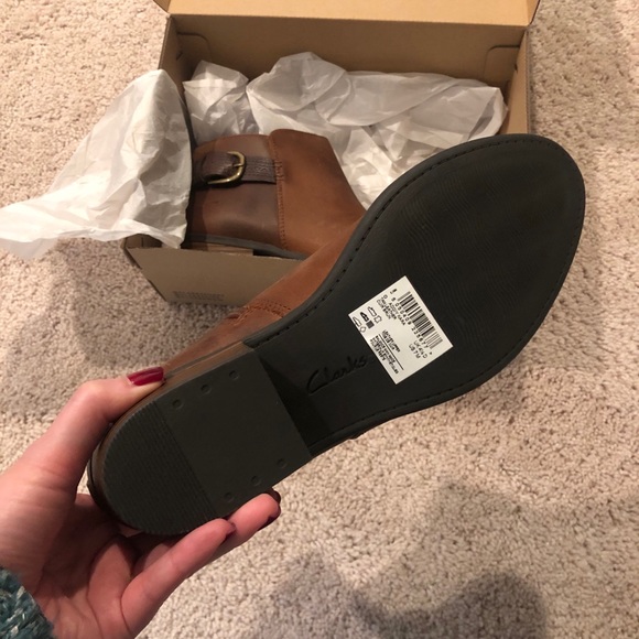 CLARKS Women’s Tan Booties Size 7 NIB - Picture 3 of 3